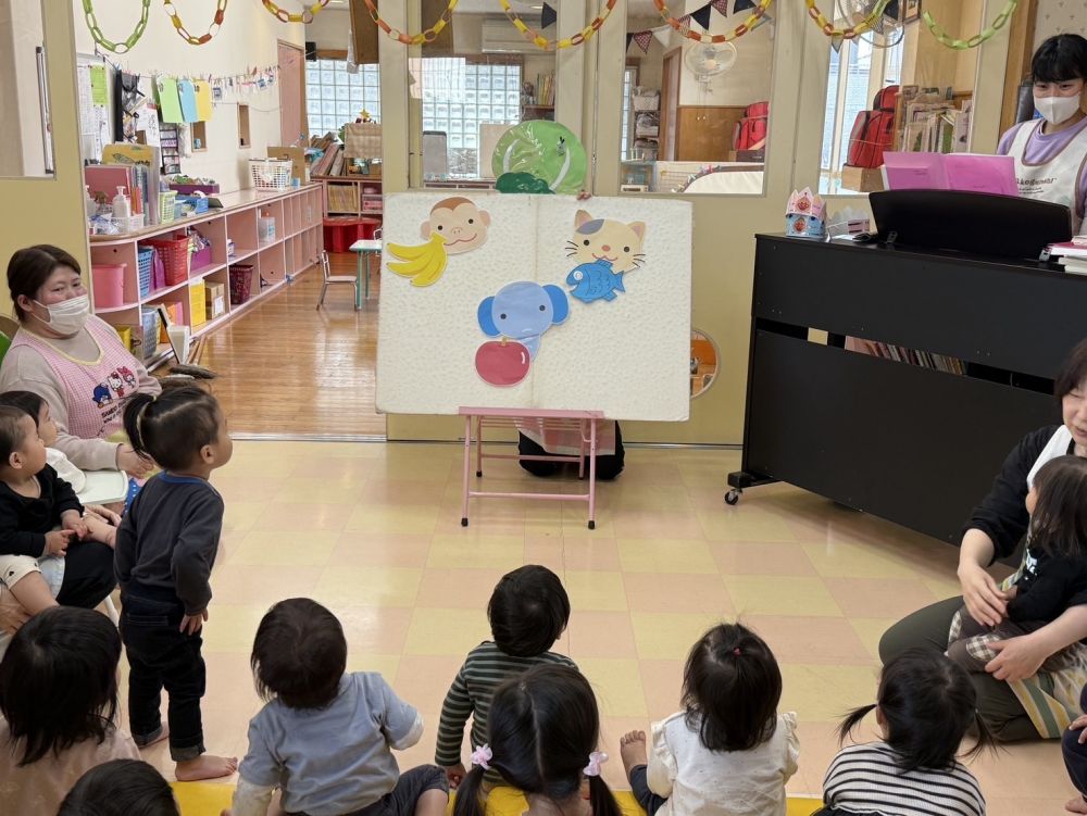 先生からの出し物はクイズ!
食べものの後ろに何かがかくれて・・・
みんな大きな声で答えてくれました。
最後はキャベツからあおむしが出てきて
皆でキャベツのなかから♪を歌いましたよ😆