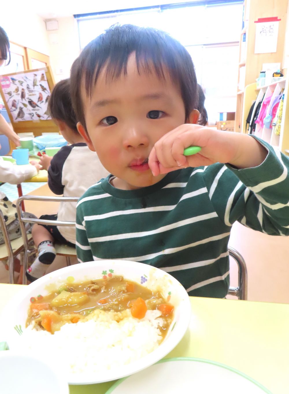 4月から入園して約1ヶ月が経ちました。
最初は緊張していたり、涙が出る子もいましたが
徐々に慣れてきて、楽しく過ごしています♪
今日の給食はみんなが大好きなカレーでした。
「今日はカレーだ!」「おいしそう!!」
給食を見て嬉しそうな声が聞こえてきましたよ😊
クマ組では
「これは人参、これはじゃがいも、これは・・・?」
と食材を見つけながら食べている姿が♪
食材に興味を持ってくれているようで嬉しいです!
いつもとは違う食器でしたが、
上手に食べていましたよ。おいしかったね♡