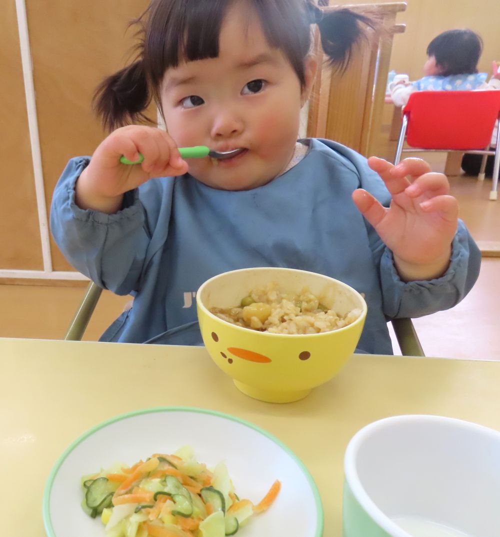 ヒヨコ組では、自分で食べたい!と
スプーンを使って頑張って食べていました。
難しいときもありますが、
先生たちに補助してもらいながら
口に運んでいましたよ😊
「自分でできたよ」「すごいでしょ」
そんな表情をしながら食べている姿が
可愛らしかったです♡