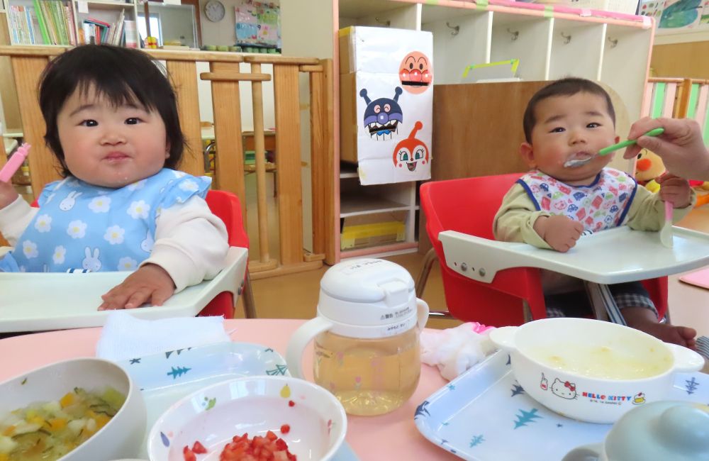 ウサギ組では、離乳食を食べています。
入園時より、少しずつ量や食材が増えており、
毎日嬉しそうに食べている姿を見せてくれます♡
口を開けて次の一口を待っている様子や
食べてニコニコしている姿に癒されます😊
毎日楽しくおいしく安全に食べられるように
給食を作っていきますね♪