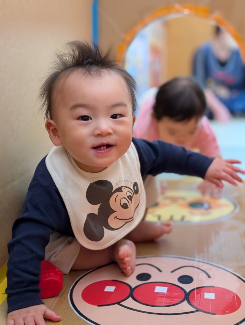 トンネルを楽しそうにハイハイしていたAくん♡
おやつも上手につまんで食べてたね!