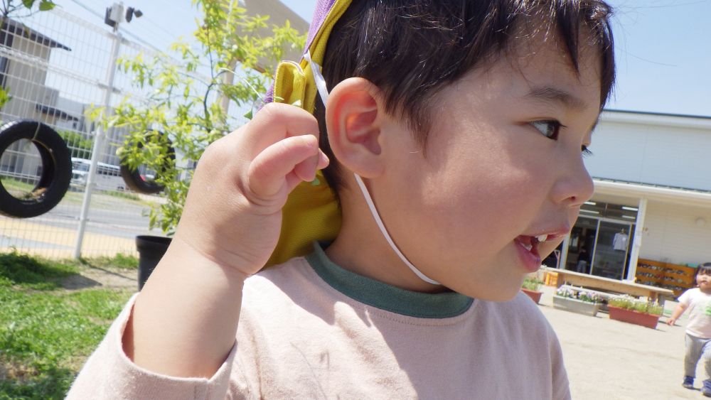 色々な草花に興味津々なN君
「先生この花の名前、何?」
「これは、ナズナだよ。」
幼い頃に、ナズナで遊んだ事を思い出しながらナズナで楽器を作って一緒にナズナで音を鳴らしながら楽しみました