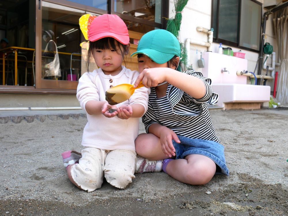 「Hも作りたい…」
「いいよ~おいで~」
「ここに水入れて…手ぱーにして」
と優しく教えてあげる姉ちゃん♪
「小さい子が壊してもいっか!」
「また作ればいいしね」
「触ってみたいんかもね♡」
と優しさや思いやりも成長しています♡