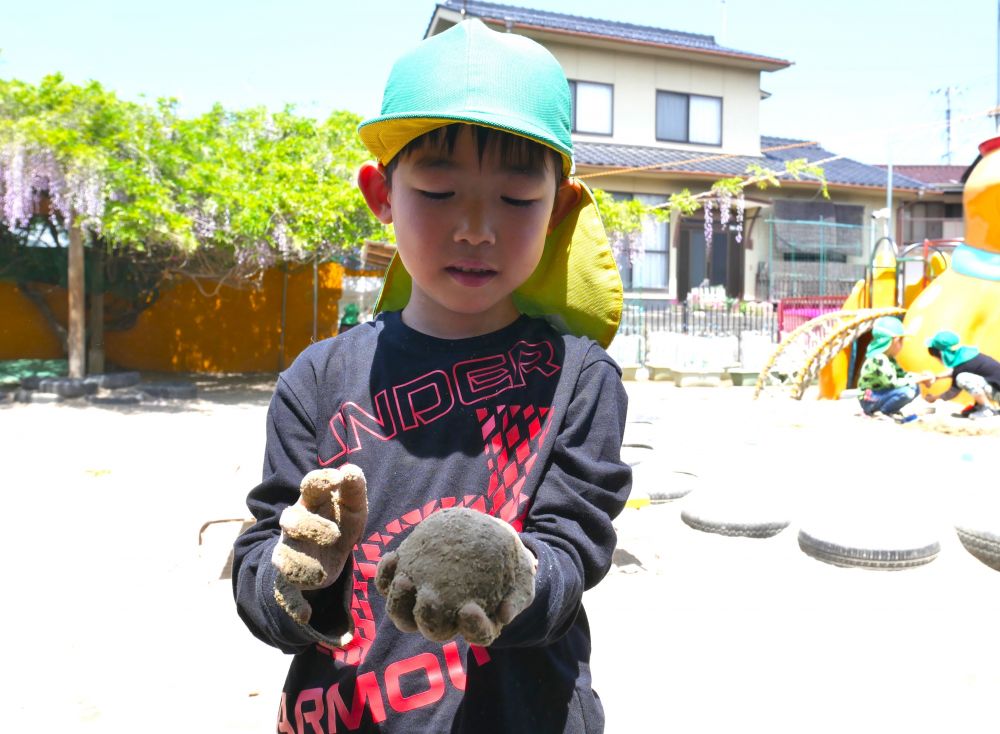 「先生大きいの作った!!」
「全部Sが一人で作ったんよ」と満足そう♡
自分で作った泥団子に愛着がわいています