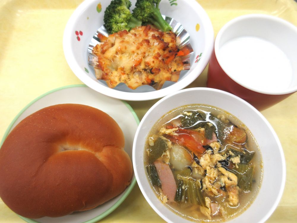 ロールパン
豆腐とツナのみそチーズ焼き
ゆでブロッコリー
トマトとチンゲンサイのスープ
牛乳