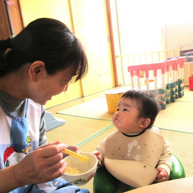 ＊　給食時間の様子　（ゆめはうす認定こども園）　＊