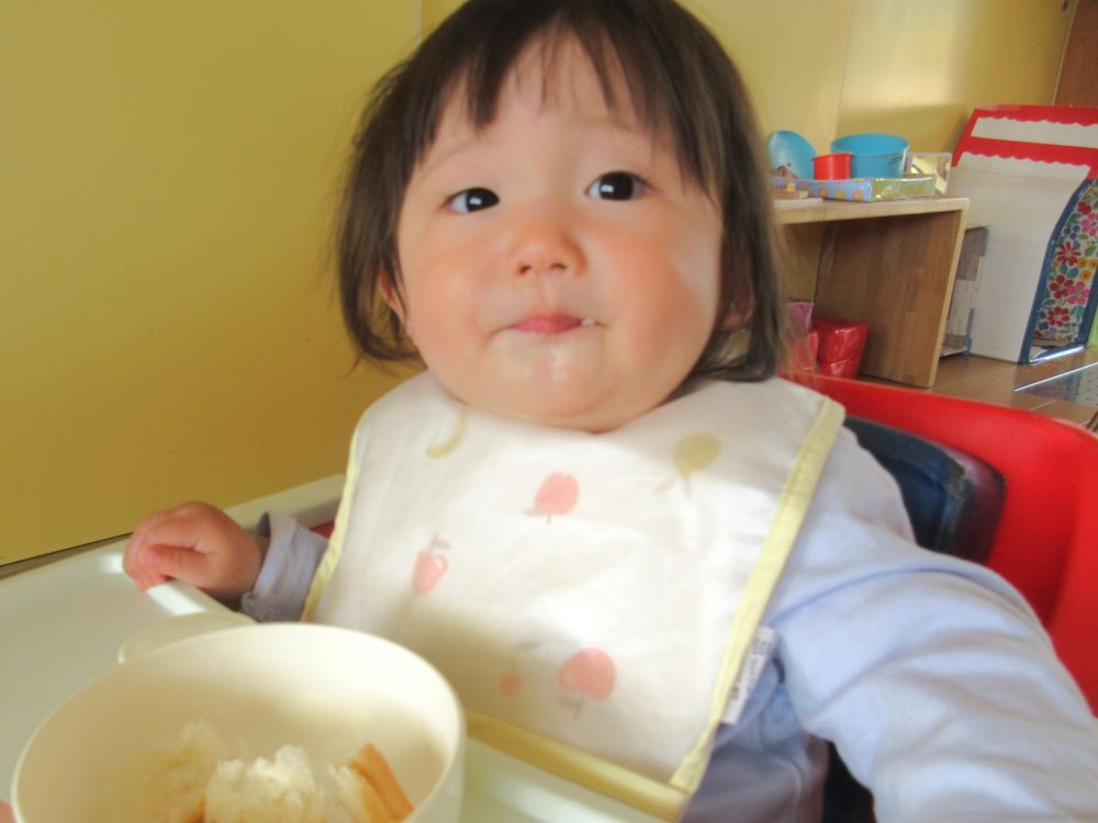 一歳になりたてのMちゃん。
保育者が離乳食を口の前まで持って行くと、喜んで「ぱくっ」としてくれます。食べることが大好きで、いつも完食のMちゃん♡
手づかみ食べの楽しさも経験できるよう、野菜やいもなどスティック状にして出してみようかな♪