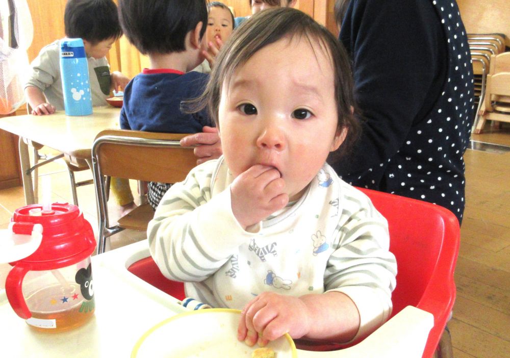 同じくお誕生日を迎えたばかりのSくん。
色々な食材に興味津々です。とりあえずは何でも「ぱくっ」としてくれます♪
その後、味なのか・・食感なのか・・何か「苦手」と感じたものは、「べー」っと出して、正直な反応を見せてくれます♡ Sくんの好きな味や食感を早く見つけたいなぁ♡
手づかみ食べが上手にできるので、大好きなパンは自分で持ってぱくり。
パン屋さんにジェラシーを感じる給食先生です(笑)
これからも、みんなが安心して、“食”を楽しめるような給食作りを心がけていきます。
毎日の給食・おやつを楽しみにしていてください♡