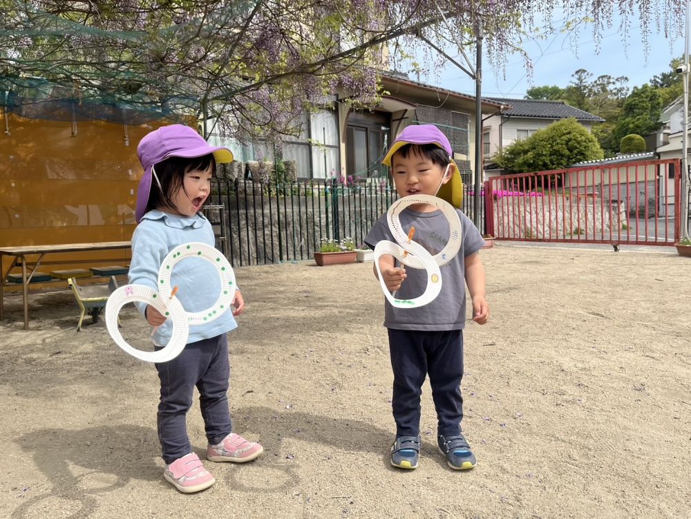 「お!回ったよ!」
「ほんとだ!」
「走ってみよう!」
「ふーってしてみよう!」
と自分たちでどうやったらもっと回るか考えながら遊んでいました😊