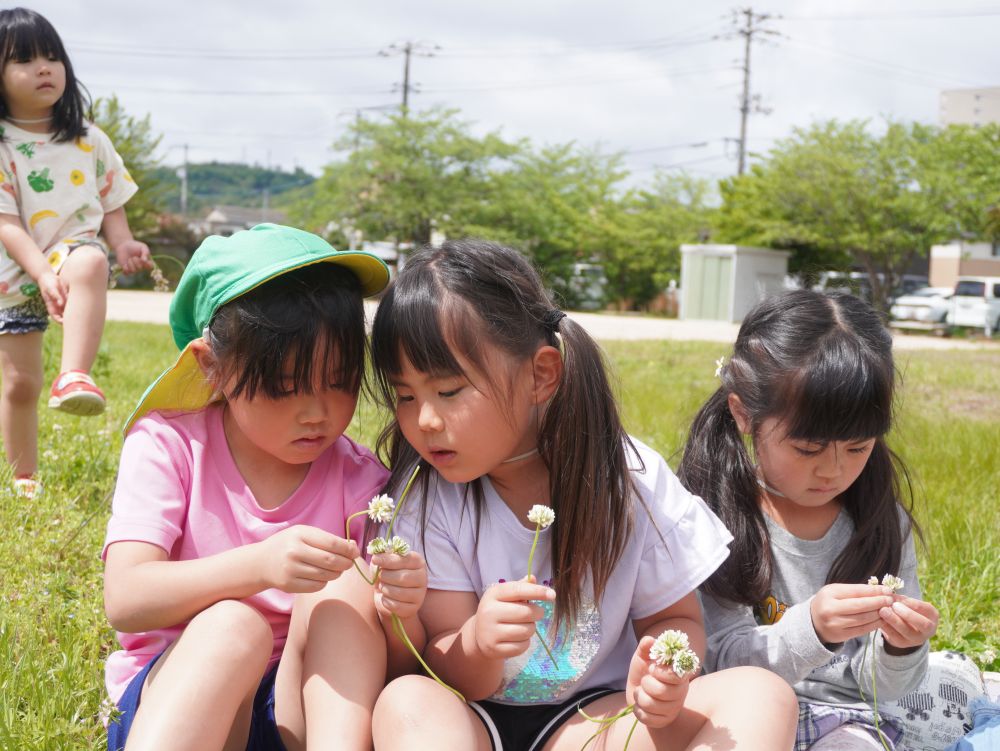 「こうであっとる?」
「そうそう合っとるよ!」
友達にも教えてもらいながら♡
「もうできんー!!」
思うようにできなくてイライラしたり
苦戦したりすることもあったけど・・・