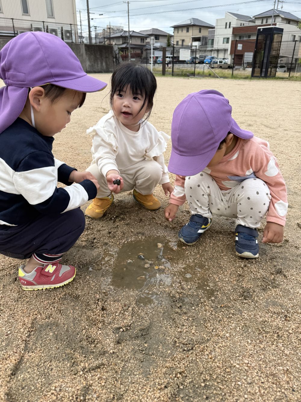 大好きないつもの広場。
今日はいつもと少し違う。
…水たまりを発見👀
「Tちゃん、いしいれてみるね!」と、Tちゃん。
それを見ていた友達もまねっこ♪