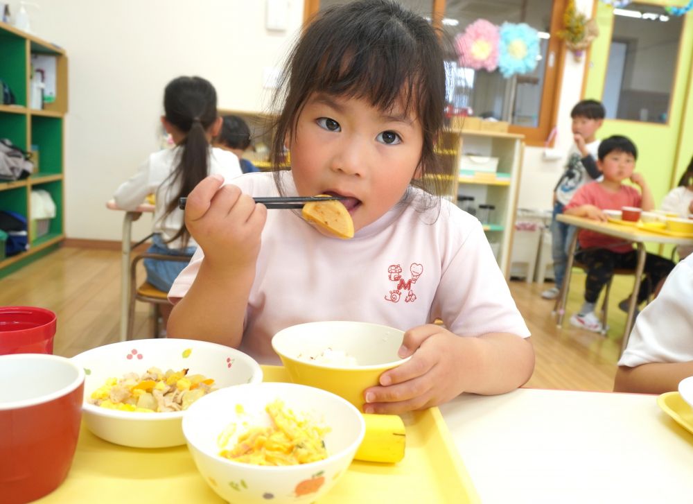 「ぺりぺり・・」とむき始めると、クルクル取れてあっという間にむき終わりました☆
むいた皮をかぶったり、ままごとに使ったり、とがったところを爪に見立てて指につけてみたり・・・。
遊び心と想像力があれば、皮一枚でどんどん遊びが広がっていきます♡
子ども達が皮をむいてくれたので、おいしい給食に変身させましょう♪
たくさんいただいたので、今年は色んなメニューに挑戦☆
・かつお節たっぷりの【筍のおかか煮】
・バターしょうゆの香りが食欲をそそる【筍のバター炒め】
・サクサクの食感が人気の【筍の天ぷら】
「シャキシャキしてておいし~い!」と大喜び♡
筍独特の食感が気に入った様子♪