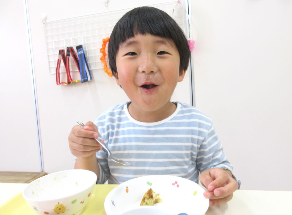 子ども達の一番人気は、【筍の天ぷら】でした♪
食べ終わった後、「おいしすぎて、からだが喜んどるっぽい」と言っている子もいましたよ。
旬の野菜のパワーをもらい、身体に元気が送れたかな??
これから来る暑い夏に備えて、今のうちに旬の食べ物で身体に“元気”を蓄えよう♡