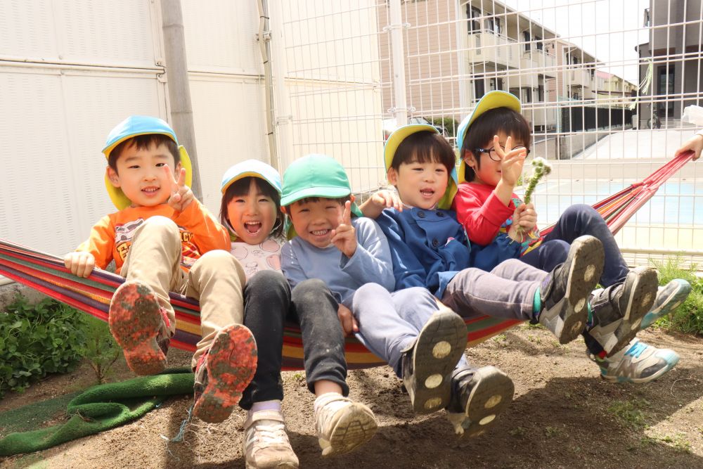 まだまだ物足りないですが、旬の果実を堪能した後は
ハンモックに揺られて風と太陽と感じ
ゆったりとした時間を過ごします