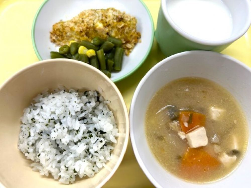 わかめご飯
鮭のカレーマヨパン粉焼き
いんげんとコーンのソテー
みそけんちん汁
牛乳