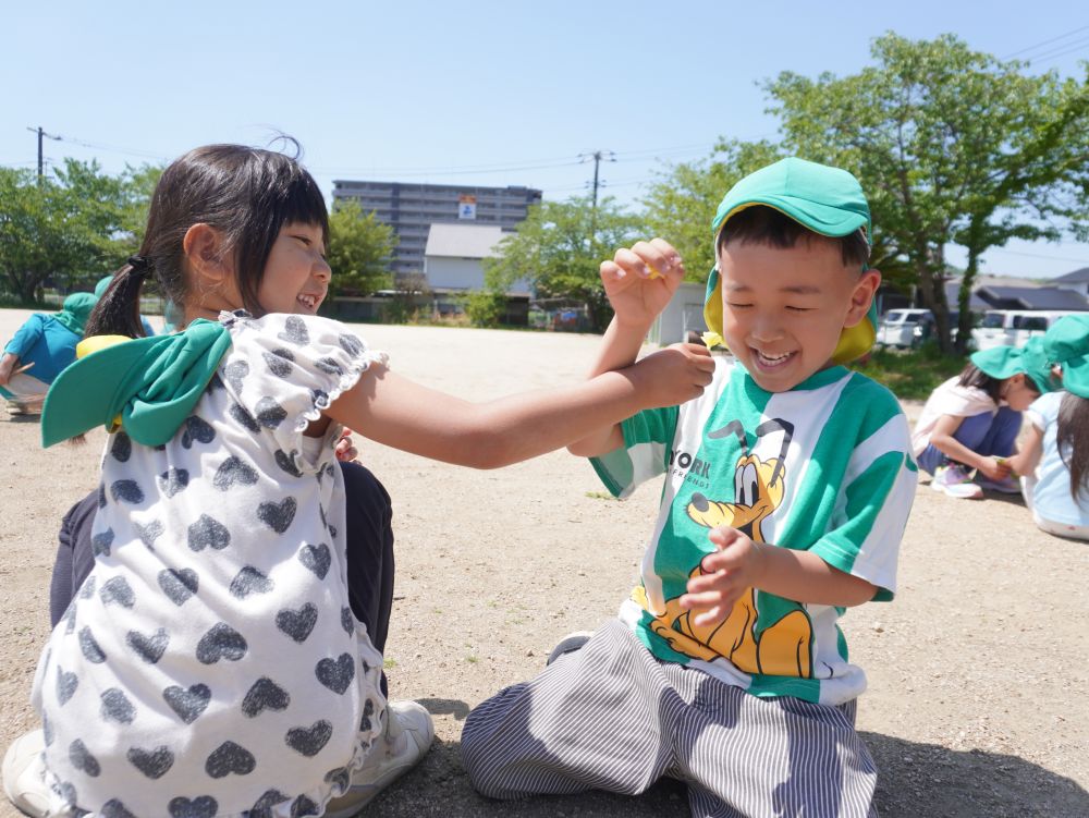 自然の魅力がいっぱいの”シニアカフェ”
全く遊具のない場所ですが…
それぞれが好きなように遊びを楽しめていること
自然物を使ってここまで遊びが盛り上がること
さすがゆめはうすの子たちですね♡
見つけた花で…
くすぐりあいっこ♡