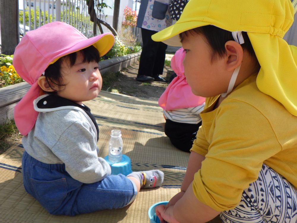 外遊び中
「はいどうぞ」
ヒヨコ組さんが容器を持って来てくれました

嬉しくてにっこり♡
思いが通じてうれしそうです