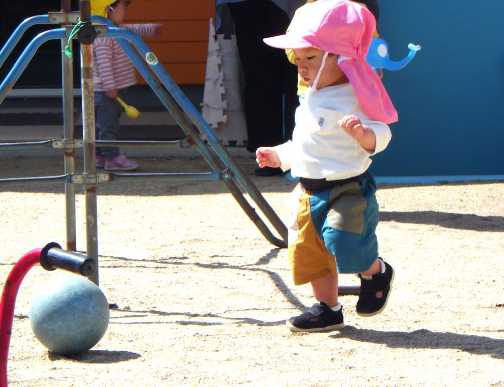 ボール遊びに夢中なSくん
つかまえては投げて追いかけてと、ボールの動きを楽しみながら遊びます