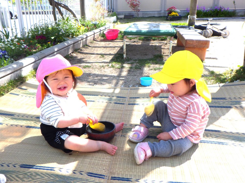 砂あそびに夢中なMちゃん
ヒヨコ組のYちゃんと一緒に砂を触ったりすくってみたり、感触を楽しんでいます
それぞれのペースで、それそれの遊びを楽しんでいきます