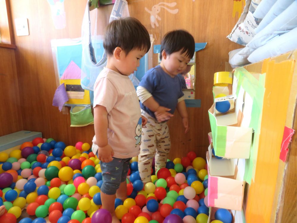 ヒヨコ組にボールプールのコーナーができました♡
「なんだろう?」
「楽しそう!!」
子どもたちが次々にやってきて思い思いに楽しみます♪
坂道を転がるボール転がしのおもちゃ
新しいことに興味しんしんの二人は、さっそく遊び始めます
一人がボールを穴に入れると、ころころ~!
「・・・もういっかい!もういっかい!」
ボールを入れるとどうなるか、繰り返し確かめるように
二人は仲良く並んで見守っていました