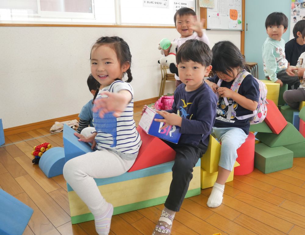 みんなで協力して一つの物を作り
一緒に遊ぶことを楽しんでいました
雨の日の保育室・・・
遊んだり楽しそうに笑ったり・・・喋ったり
みんなの賑やかな声が聞こえます
『バスに乗って出発で~す』
『ちゃんと荷物持った?』
『うん!電話持ったよ』
『カバンもあるよ』
ブ~ン!ぷっぷー!手作りのバスに乗って♡