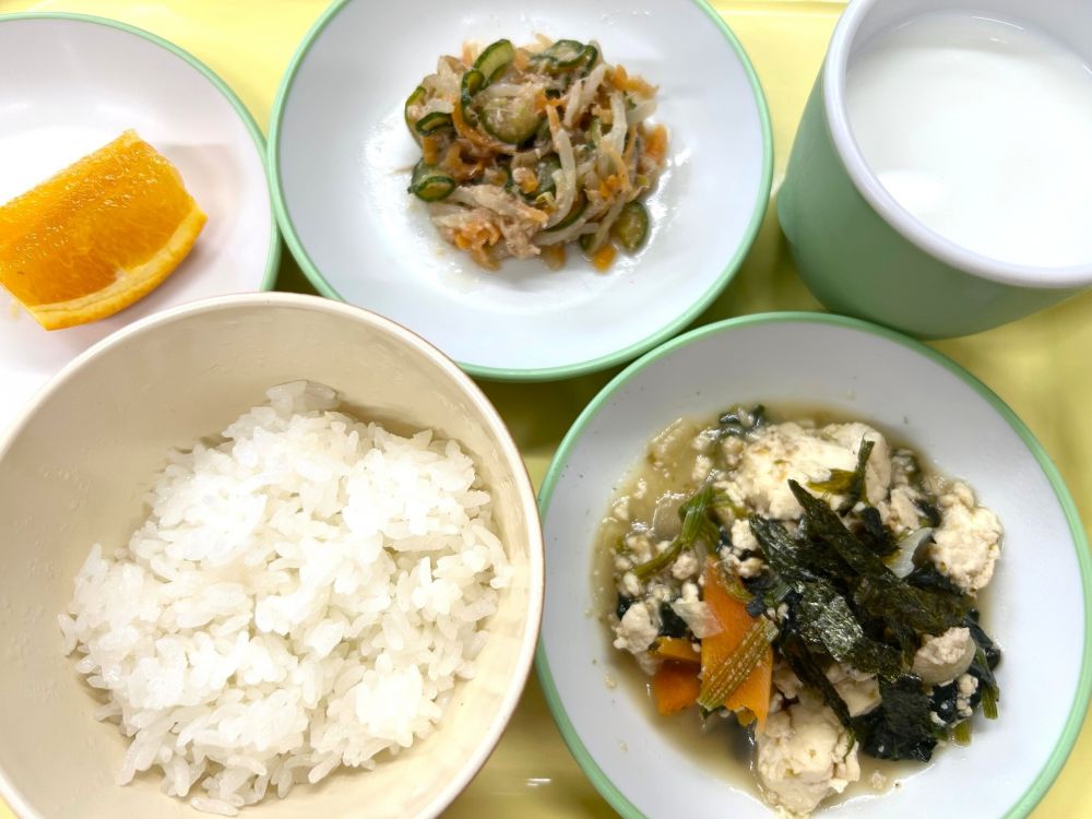 ご飯
韓国風炒り豆腐
きゅうりともやしのツナナムル
オレンジ
牛乳
*未満児分量