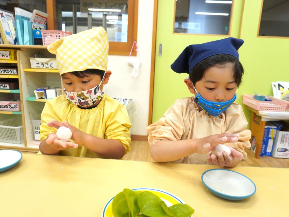 みんな大好きクッキング!
エプロンをつけることも嬉しくて…
1つ1つの作る過程も楽しくて…
感覚も楽しめて…
ワクワクがいっぱいです♡
材料を全部合わせてクルクル丸めていきます!
「パラパラの粉だったのにすごい!」
「こんなにきれいにまとまるんじゃね」
「粘土みたい♡」