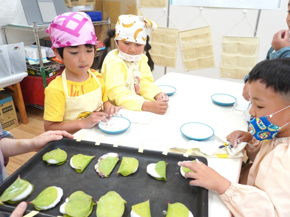 「これから蒸してくるけんね」
「楽しみー!」
「どうなるんかなー」
形や葉っぱの包み方がバラバラなのがかわいい♡
待ち時間もドキドキ…ワクワク…