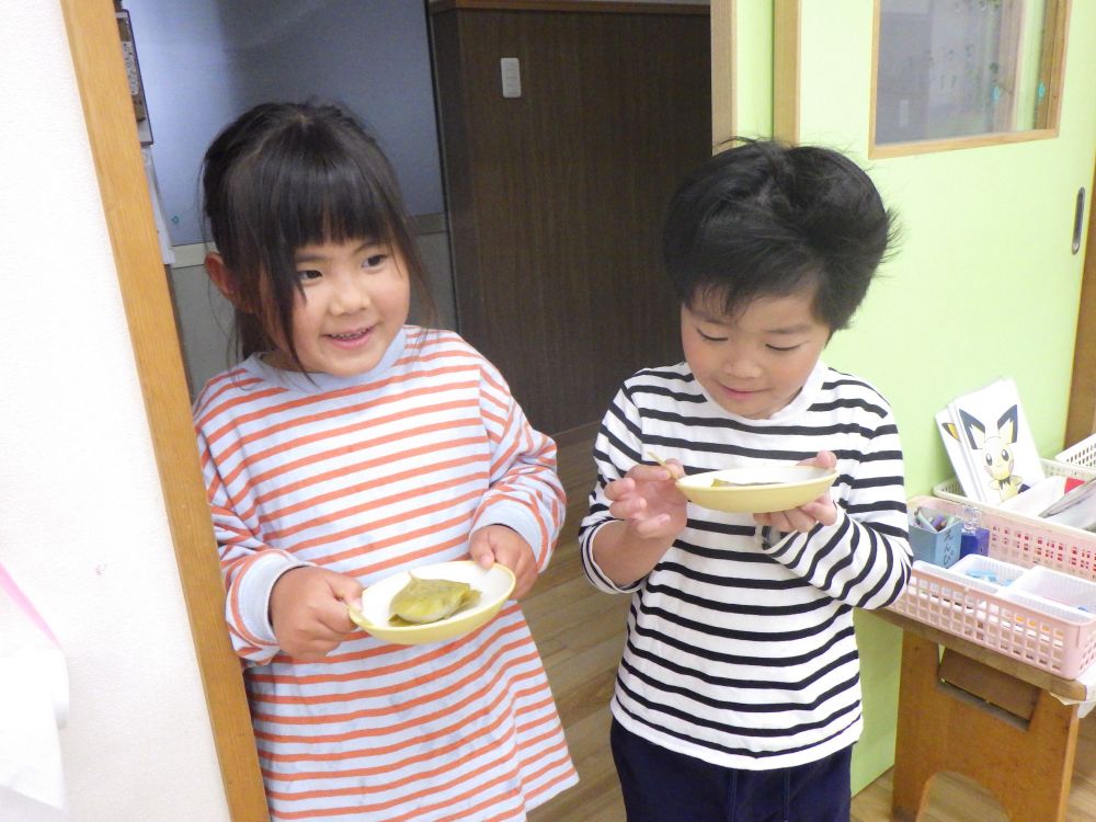 クッキングを通して
食への興味関心が高まったり…
苦手な食材も食べてみようと意欲が沸いたり…
”行事食”について知ったり…
ためになる学びがたくさんあります♡
「わーいいにおいがする!」
「おいしそうー!」
完成したおもちを給食室に取りに行って・・・