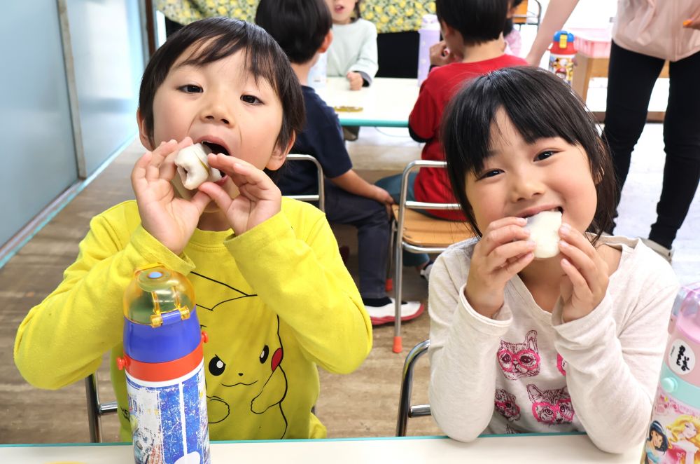3時のおやつが待ちきれず、何度も給食室を覗くキリン組さん♡
「はやくたべた~い」
蒸したてホヤホヤのかしわ餅
「わーまだ熱いよ~」
「ふーふーして食べようやー」
自分で作ったかしわ餅は特別ですね。
あっという間にペロリと食べました。
粉を触って匂って、手指を使ってしっかりコネコネ・・・
最後は美味しく食べて五感を使ったクッキング、楽しかったね♪
ご家庭でもクッキングのお話を聞いてみてくださいね!