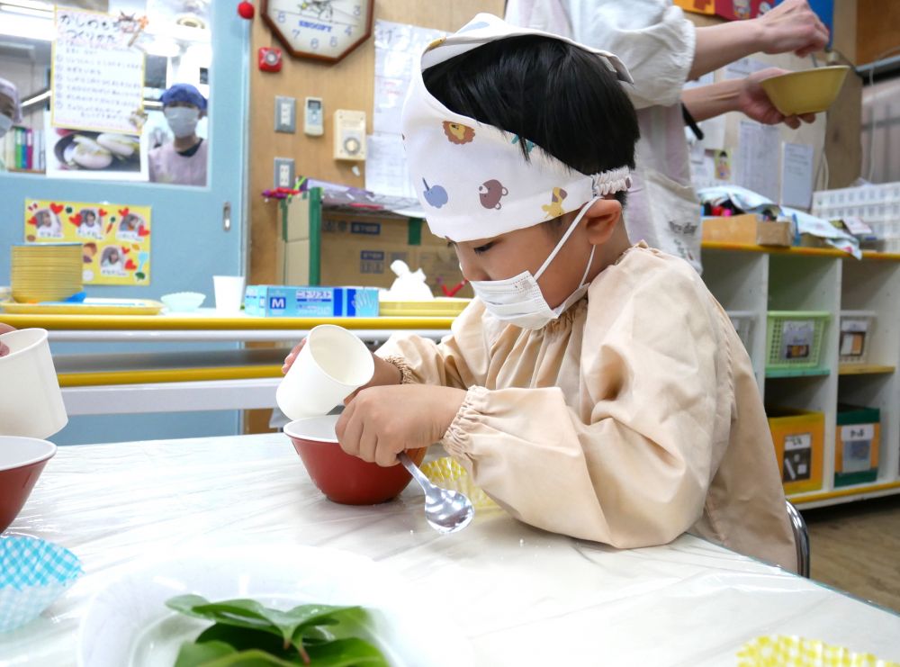 触って…匂って…食べて…
みんなが楽しみにしていたクッキング
片付けも準備もいつもより早い!!
着合い十分で始まりました
岸川先生の話をよく聞きクッキングスタート
そ~っと…少しずつ水を足しながらまぜていくYくん
そんなみんなの姿を優しく見守ってくれる給食先生♡