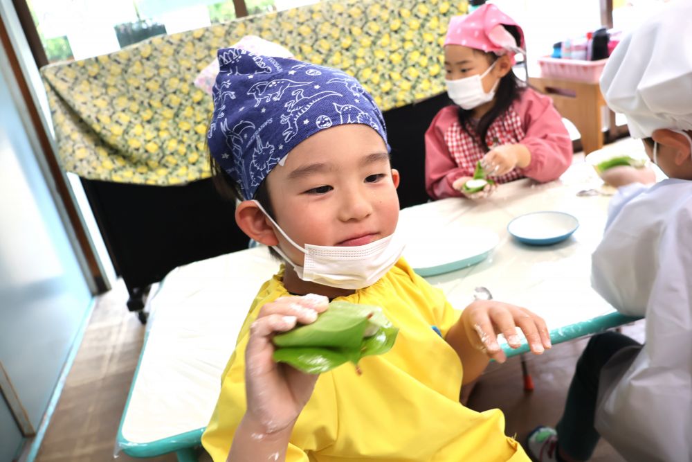 自分で作ったという特別感…
苦手な物も食べてみたい!!
いつもよりももっと美味しい!!
食への関心がより深まります
「先生、もう食べていい?」
「待ってね~15分くらいで出来るよ」
「え~まだー??」
待ちきれない様子のTくん♪