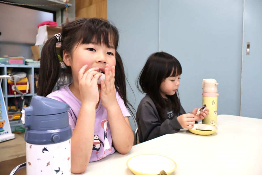 あんこが苦手だと言っていたIちゃん
自分で作った達成感から…
「食べてみる」 と完食♡
クッキングだけでなく日々の食育活動
菜園活動を通して食材への興味も深まり
苦手な物にも挑戦する姿が増えています