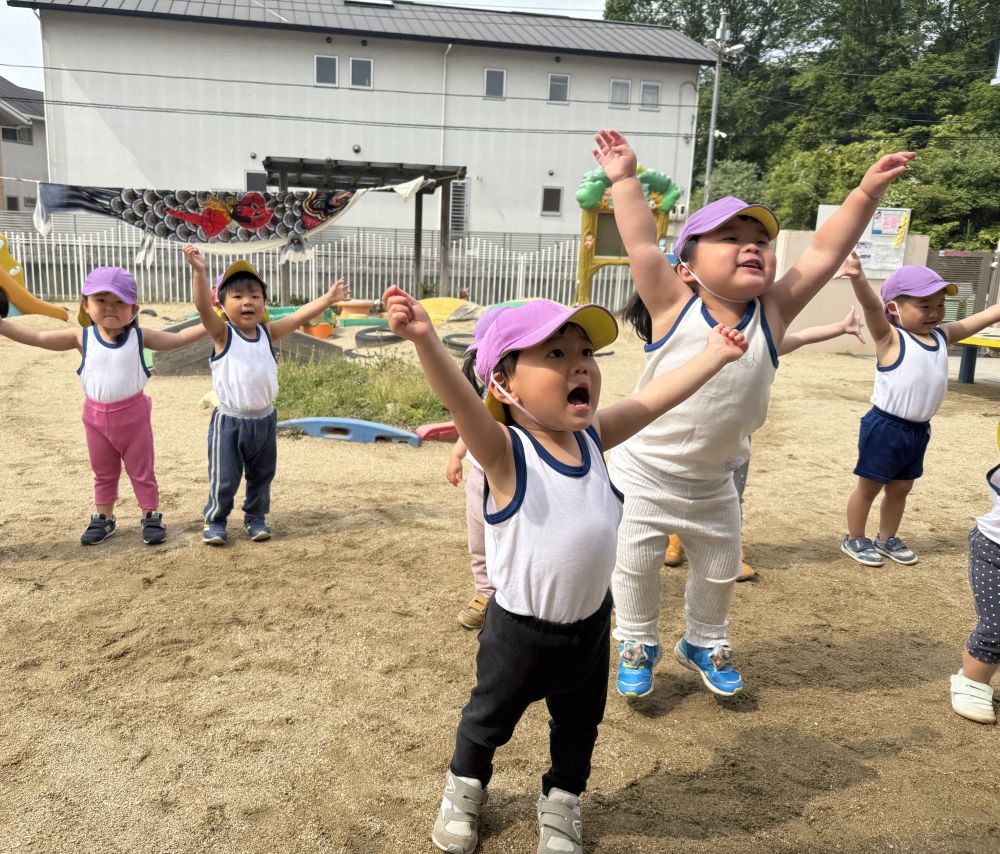 いよいよマラソンが始まりました♪
ヒヨコ組のときは、応援をしていましたが、
今度はみんなが応援してもらう側に☺️
マラソンシャツに着替えて…
はりきって体操します!
大好きなサンサン体操🎶