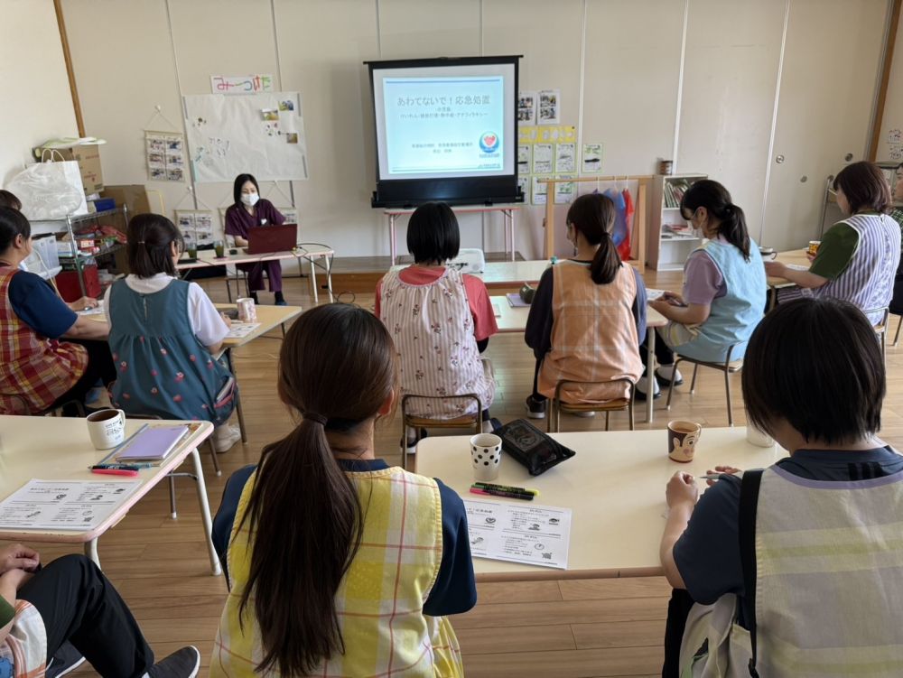 尾道総合病院救急看護認定看護師の長谷先生に来ていただき
けいれん・頭部打撲・熱中症・アナフィラキシーについて講義をしていただきました
もしもの時に落ち着いて子ども達を守るため
職員も学びを深めていきます