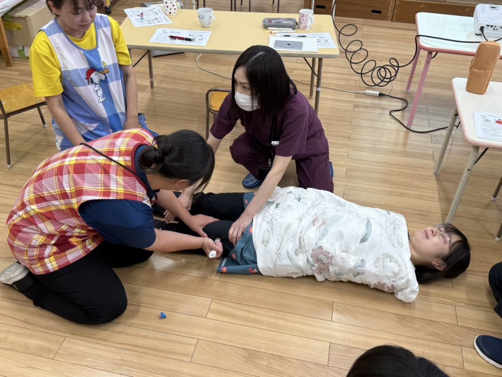 写真の様子は重篤なアレルギー反応が出た時に使用する「エピペン」
確実に、安全に使用するためにエピペンを打ったり打たれたり・・・
定期的に研修を受けることで、しっかりと知識をアップデートしていきたいものです