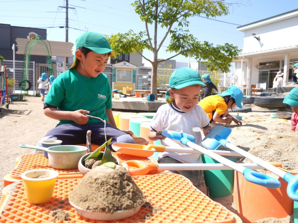 園や家庭での経験が遊びにいかされ・・・
料理することが楽しい!と感じているメンズ達♡
料理男子って!将来有望ですね♡
スコップを網と魚に例えてBBQを楽しんでいます!
「白身魚とサーモンのあぶりね!」
「山盛りご飯とおにぎりも作ったよね~」
サーモンのあぶりって…オシャレすぎるでしょ!!