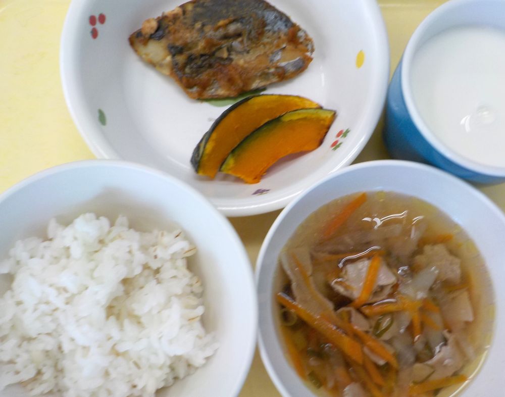 麦ご飯
さわらの梅みそ焼き
焼きかぼちゃ
沢煮椀
牛乳