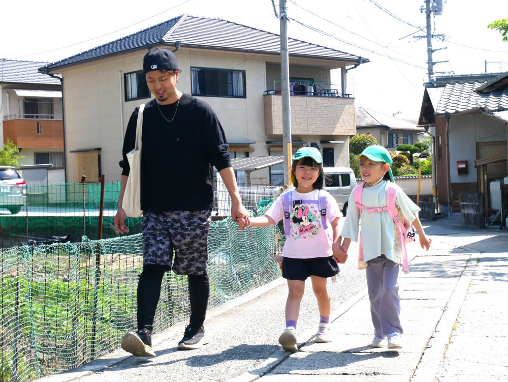 ゾウ組さんの時に植えた
玉ねぎの収穫にレッツゴー!!
菜園活動を通して野菜の生長過程を知り
食育への関心も深まります
いつもの散歩道も…
大好きなお家の人たちと一緒で会話も弾む♪
「ここにはかえるがおったんよ」
「今日はおらんわ~」
普段の様子を言葉で伝える♡