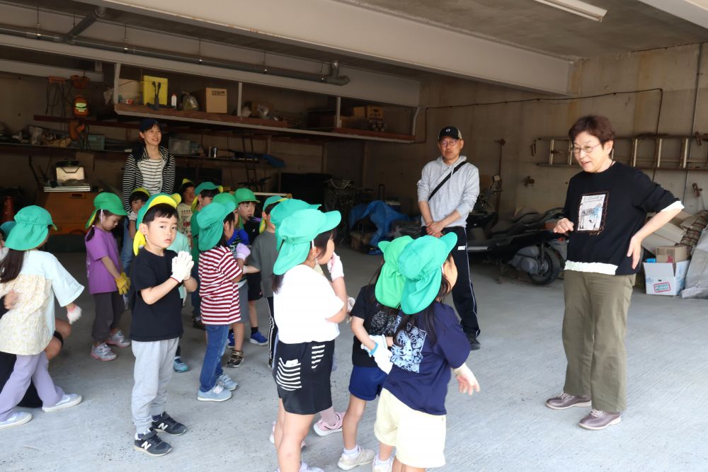 いきいき畑に着くと園長先生が!!
「今日は何を収穫するの?」
「玉ねぎ!!」
「玉ねぎを使った料理何が好き?」
「みそ汁♡オムライス♡」
いっぱい収穫するぞ!!と気合十分