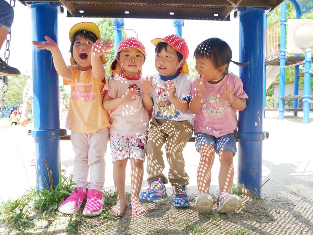 公園には魅力的な場所がいっぱい
好きな場所へ行き興味を持って楽しく遊んでいます
かくれんぼをしている子たち・・・
『ここに隠れよう』
『ちょっと見て!!みんな体が水玉になってる』
『え~!?キャーホントだぁ♡』
『おもしろ~い!!』
不思議な陰を見つけて大喜び