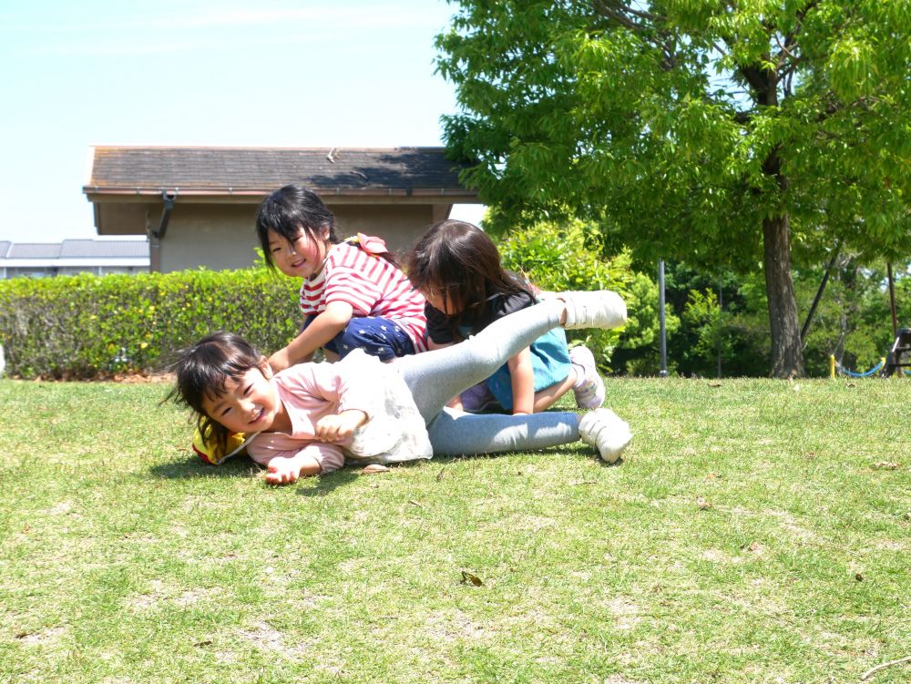 芝ではコロコロ転がって・・・
『気持ちいい~!!』
『体をグルンって動かしたら早く回れるよ!!』
友達に転がるコツを伝え合い遊んでいます
