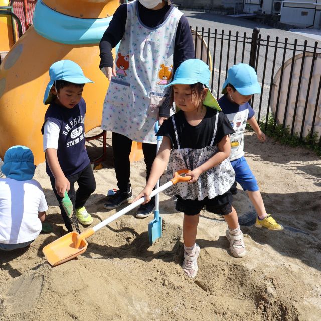 砂場でお山づくり①　＊4歳児＊