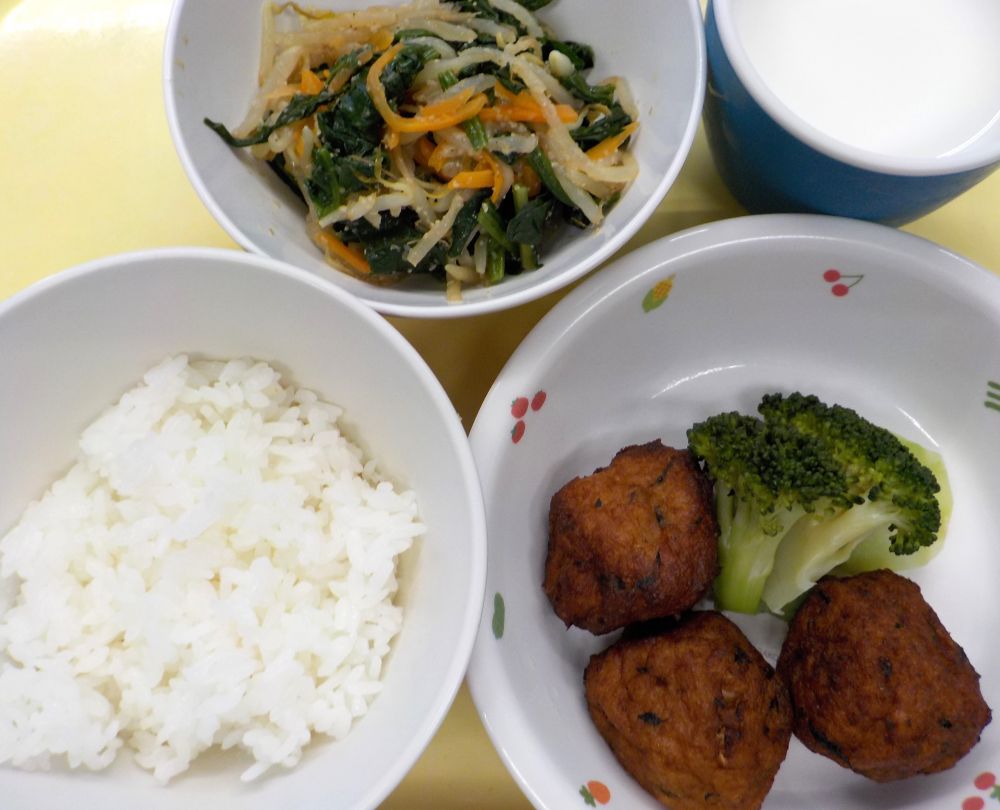 ご飯
豆腐とツナのまりあげ
ゆでブロッコリー
三色野菜のナムル
牛乳