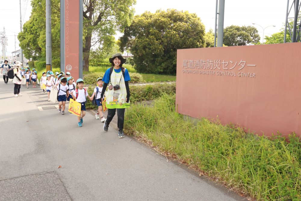 楽しみにしていた消防署見学
天気も良く朝からウキウキの子ども達
元気にやって来ました