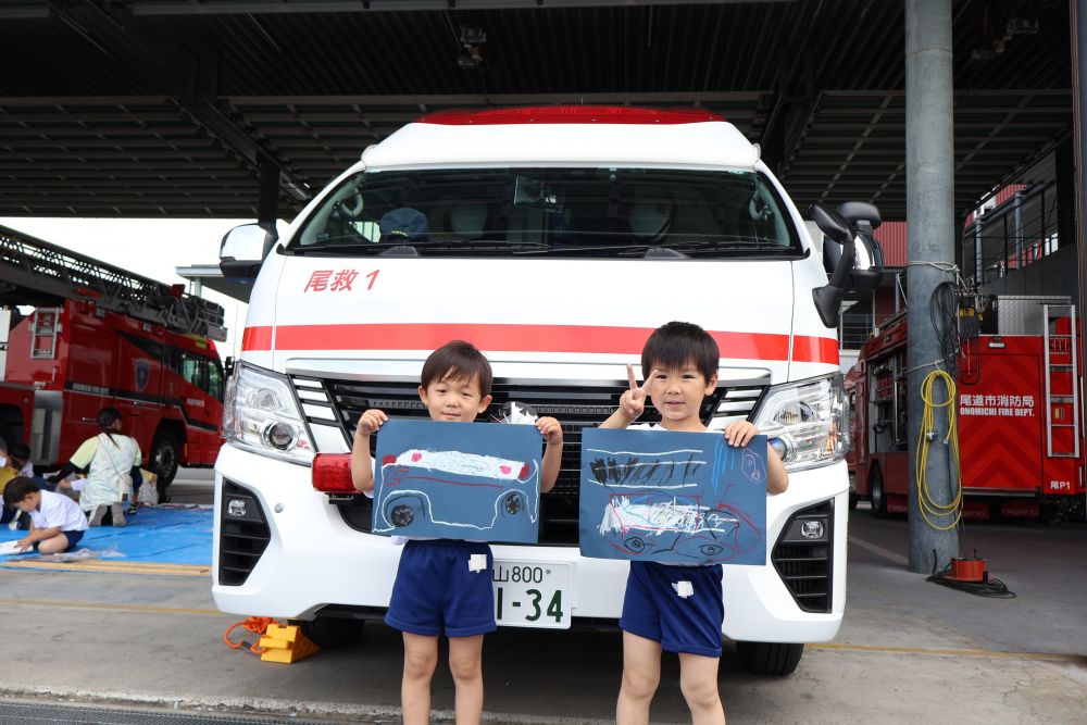 消防車も人気だけど、救急車もカッコいい
しっかりと筆圧をかけ塗られた絵は自信作!!
はやくおうちの人にも見てほしい!