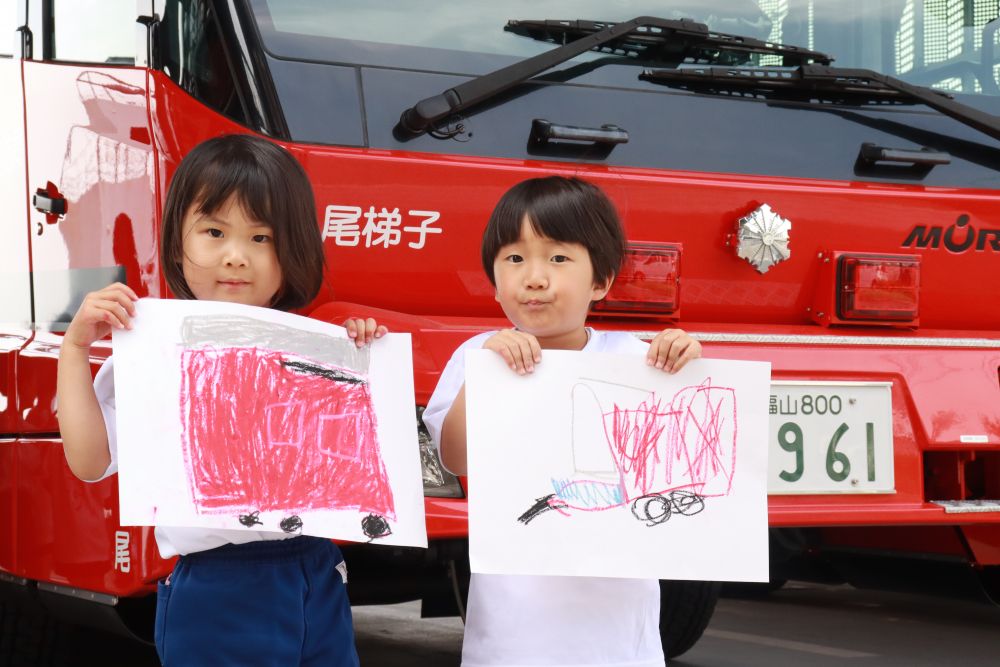 最後の最後まで時間をかけて描きあげた真っ赤な梯子車を描いたKちゃん
達成感が表情に表れています
真剣に取り組む姿を認め、ぜひ自信につなげてほしいものです