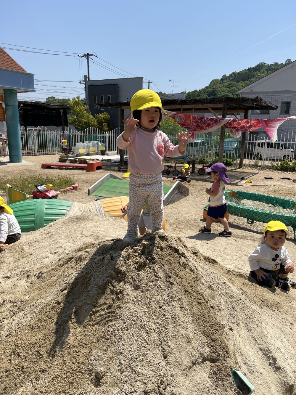 お山にも上手にのぼれるよ!!
てっぺんに登って「おーい!!」と
手を振ってくれるIちゃんです。