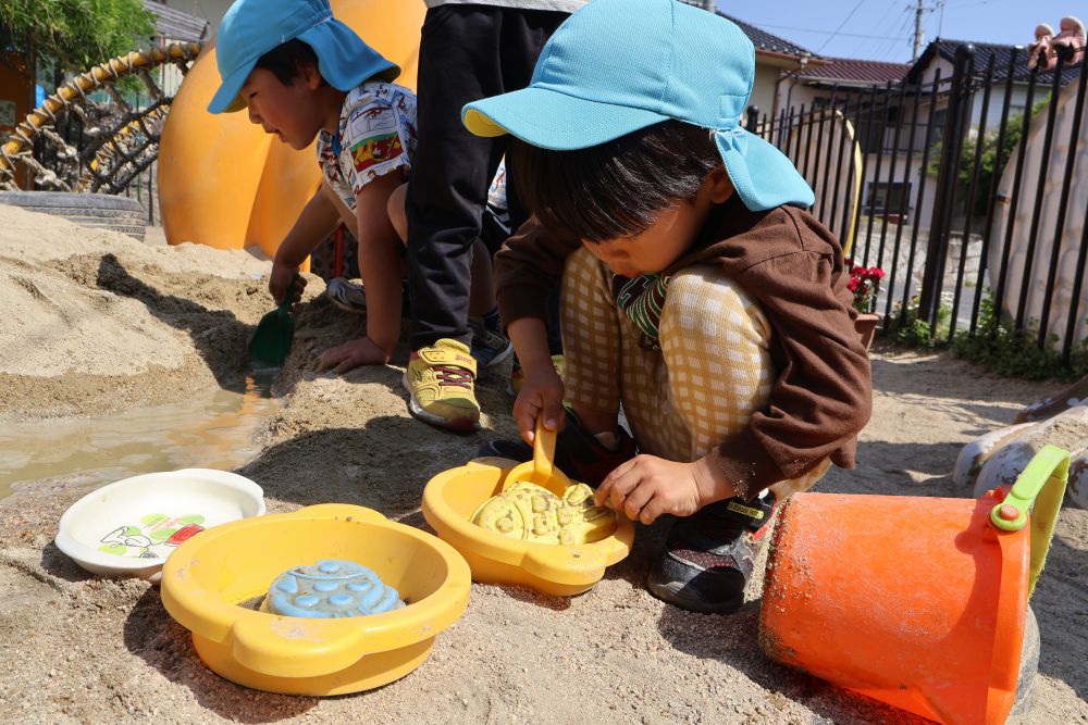 その魚を見て、
「ぼくここでキャンプしよう」
「魚釣りもしたい!」
とIくん!
「魚を焼いてひっくり返してたべるんよ」
上手にひっくり返して、
友達や先生に食べさせてくれたりも♡
楽しくてイメージやお話がはずみ
Iくんのキャンプ場ができました!
友達が作ったもの、一緒に作り上げたもので
遊びもどんどん広がっています。