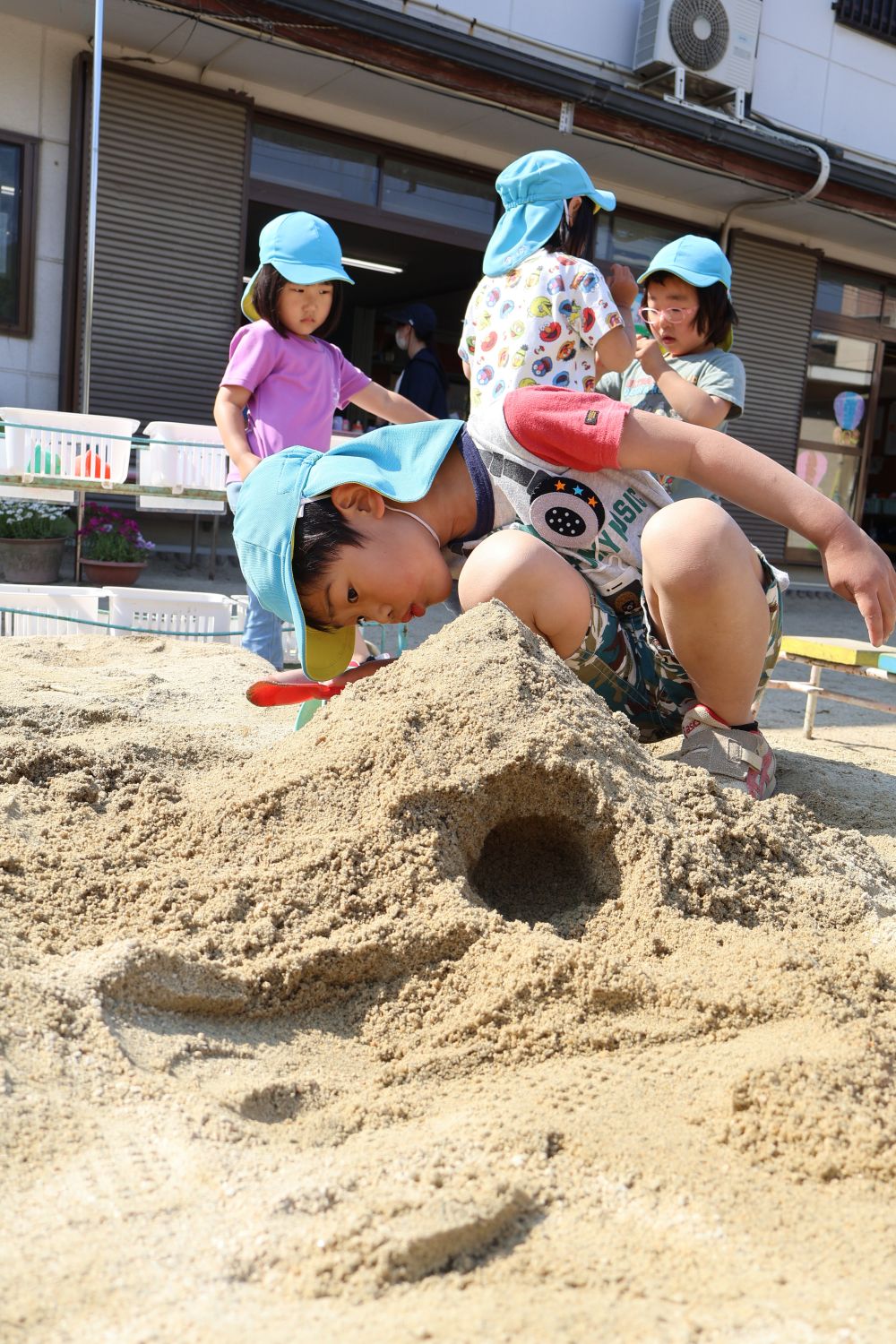 大きい山を作ると、
「ぼくのお山も作りたいなぁ~」
とSくん。
「トンネルも掘ってつなげたい!」
と一生懸命自分で山を作って
トンネルをつなげようと頑張っていました。
その姿はとっても真剣!
「あともう少しかな~」
と何度も覗き込んでいましたよ。
Sくんの山と大きな山もつなげて、みんなの山と海ができました!
全部つながってすごい!!
と子どもたちも嬉しそう!
友達と一緒に作ったり考えたりする中で、
どんどんこうしたい!とういう思いがでてきました。
もっともっと遊びが広がっていくように
引き続き楽しんでいきたいと思います。
